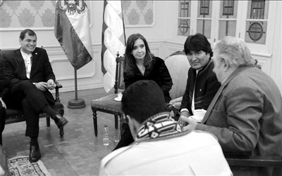 7月4日，科雷亞、克里斯蒂娜、莫拉萊斯、穆?？榜R杜羅（左起順時(shí)針?lè)较颍﹨⒓訒?huì)議。新華社發(fā)