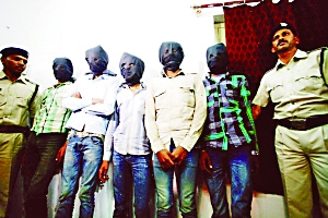 印度一個(gè)特別法庭20日宣布，判處卷入瑞士女游客遭輪奸案的6名男子終身監(jiān)禁。檢方對(duì)判決結(jié)果感到滿意，但表示不排除被告上訴可能。