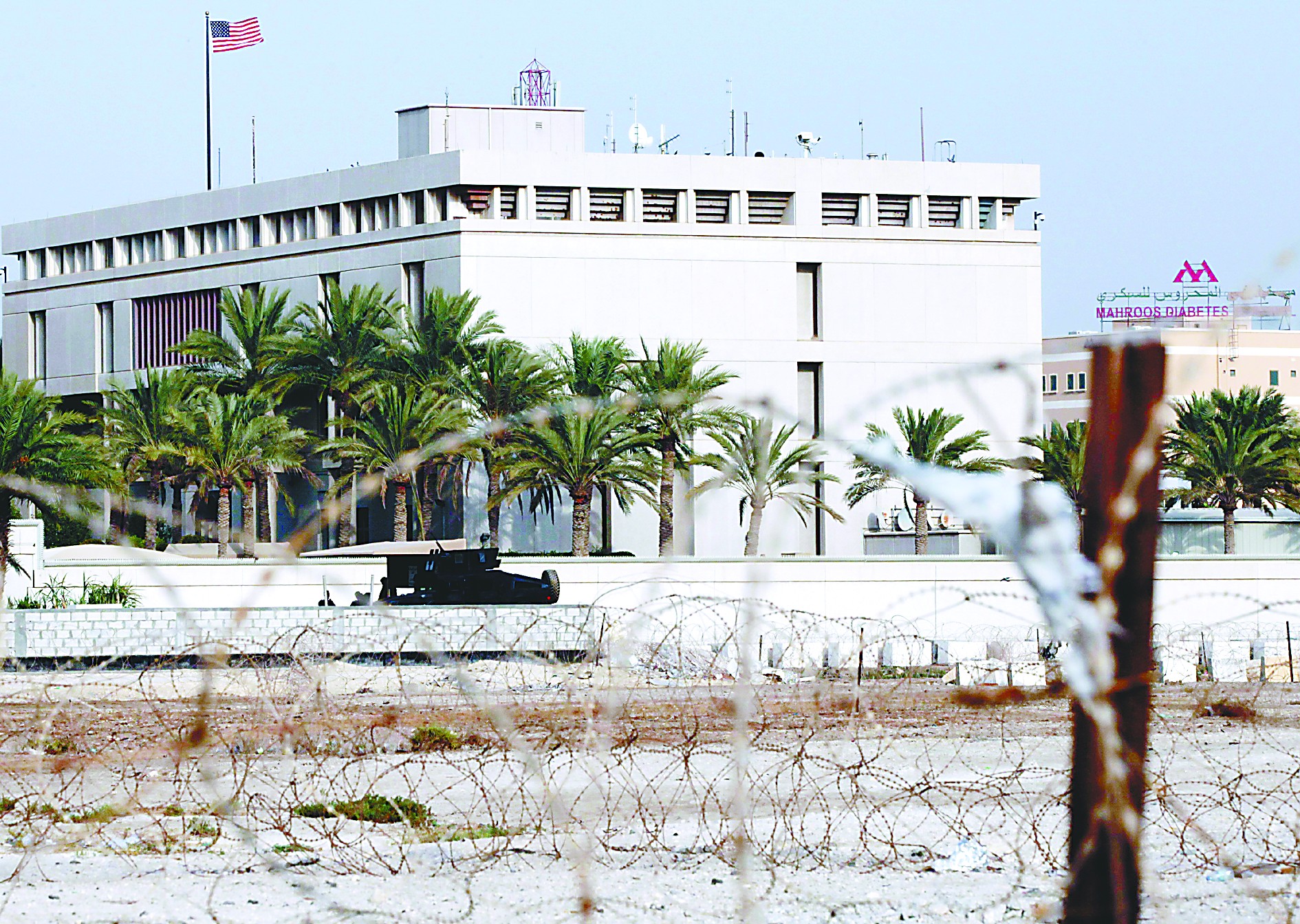 當(dāng)?shù)貢r(shí)間4日，在也門(mén)首都薩那，安全人員在通往美國(guó)大使館的路上設(shè)置檢查站檢查過(guò)往車(chē)輛。