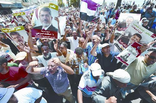 16日，穆爾西的支持者進(jìn)行“憤怒的星期五”大游行，抗議軍方清場(chǎng)行動(dòng)造成嚴(yán)重人員傷亡。
