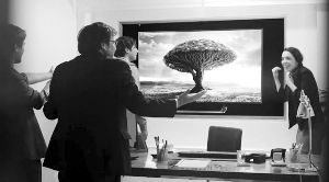 屏幕顯示樹(shù)的畫面，求職者獲知真相