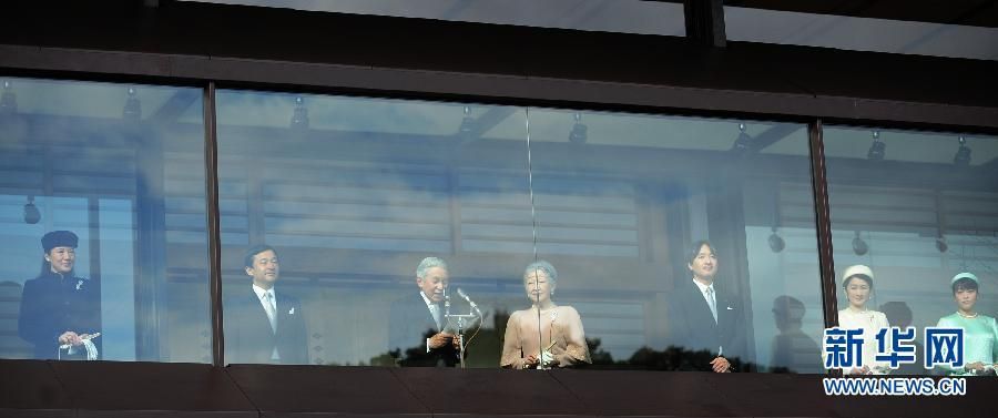 當?shù)貢r間12月23日，在位于日本東京的皇宮，日本明仁天皇在皇族的陪同下發(fā)表生日感言。