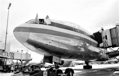 2011年4月5日，美國航空公司為洛杉磯至上海首條直飛航線的開通舉行剪彩儀式。目前，美國航空、美國聯(lián)合航空和達(dá)美航空已經(jīng)向中國提交了飛行計劃。