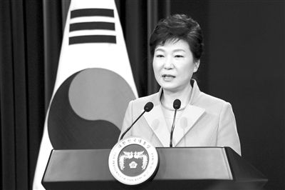 1月6日，韓國(guó)總統(tǒng)樸槿惠在首爾總統(tǒng)府青瓦臺(tái)舉行的新年記者會(huì)上發(fā)言。新華社發(fā)