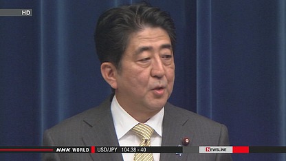日本首相安倍晉三出發(fā)前往瑞士前接受記者采訪。