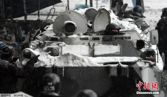 圖為烏克蘭警方派出裝甲車駛向抗議人群。