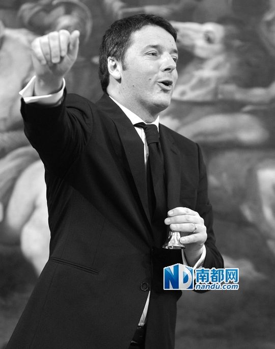 2月22日，在意大利羅馬總理府，新任總理馬泰奧·倫齊搖鈴象征正式行使總理權(quán)力。