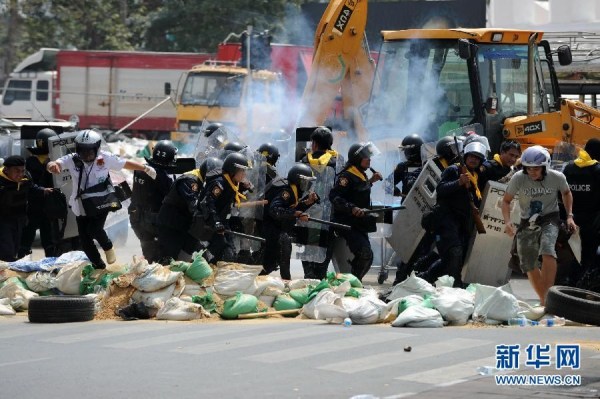 當(dāng)?shù)貢r(shí)間2月18日，泰國(guó)曼谷警方與示威者發(fā)生沖突。