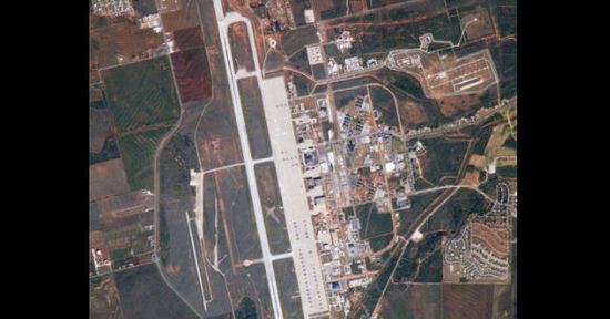 美國一架客機(jī)因機(jī)艙壓力異常緊急迫降(圖) 美國一架客機(jī)因機(jī)艙壓力異常緊急迫降(圖)