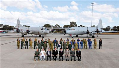 4月29日，參與搜尋馬航失聯(lián)客機(jī)的多國軍人和軍機(jī)在珀斯皮爾斯空軍基地合影。5月1日，馬航宣布搜尋進(jìn)入新階段，重點(diǎn)將借助不同技術(shù)擴(kuò)大海底搜尋。