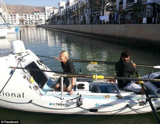 男女主角與他們的“小伙伴”，名叫“馬迪巴精神”的皮劃艇。