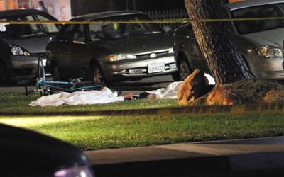 5月23日在美國加州大學(xué)圣巴巴拉分校附近的槍擊現(xiàn)場拍攝的死者遺體。 5月23日在美國加州大學(xué)圣巴巴拉分校附近的槍擊現(xiàn)場拍攝的死者遺體。