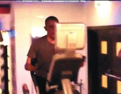 酒店健身中心，橢圓機(jī)上鍛煉的奧巴馬。