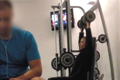 畫面中能看到健身房還有“其他人”。視頻截圖