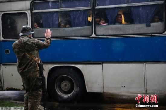 烏克蘭頓涅茨克，烏克蘭政府軍對當?shù)爻掷m(xù)炮擊，民眾為躲避戰(zhàn)火，紛紛登上列車離開。