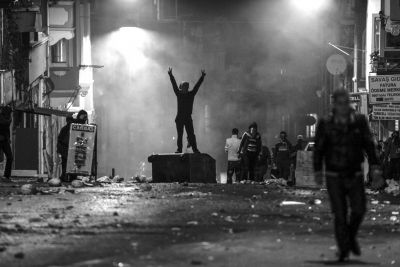 　10月8日，在土耳其伊斯坦布爾，同情難民遭遇的庫爾德人進行游行示威，指責政府應對“伊斯蘭國”武裝不