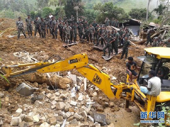 　10月29日，斯里蘭卡救援部隊(duì)抵達(dá)山體滑坡災(zāi)區(qū)展開(kāi)救援。