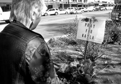 2月10日，美國(guó)亞利桑那州，民眾獻(xiàn)花悼念遇難的美國(guó)人質(zhì)米勒。圖/東方IC