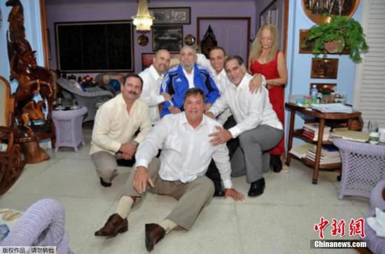 當(dāng)?shù)貢r間2015年2月28日，古巴哈瓦那，古巴前領(lǐng)導(dǎo)人菲德爾·卡斯特羅接見被美國釋放的5名間諜合影。