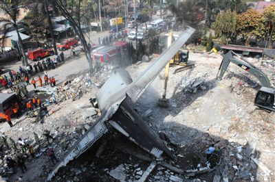 7月1日，搜救人員在印尼軍機(jī)墜毀現(xiàn)場進(jìn)行搜救和清理工作。