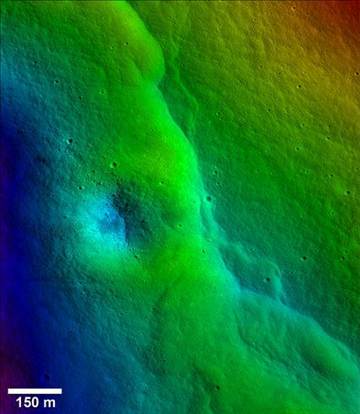 不只月球引力影響地球，科學(xué)家借由月球表面數(shù)千的裂縫推斷，地球引力似乎正對(duì)月球表面造成嚴(yán)重影響