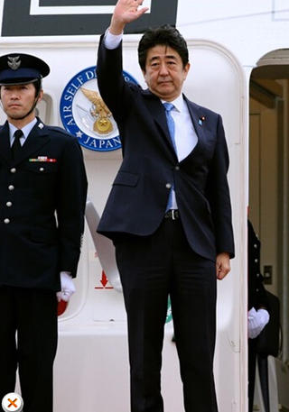 安倍在機(jī)場(chǎng)告別，面色凝重