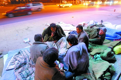 寒風(fēng)里，他們以打牌來(lái)打發(fā)枯燥的生活。