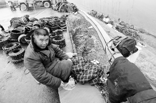 　出事司機的鞋找不到了，只好用塑料袋套著腳取暖