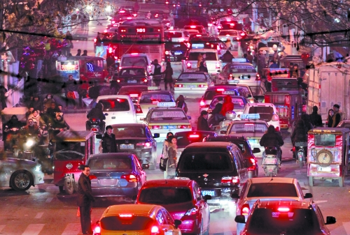 昨晚11點，二七廣場仍較擁堵。圖為東太康路在擁堵中。