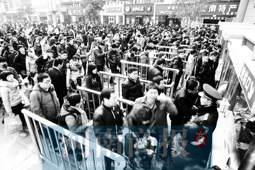 節(jié)后，鄭州火車站迎來旅客返程高峰