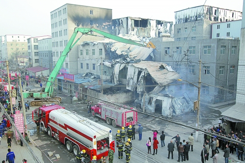 風(fēng)助火勢，6座相鄰的居民樓加建的板房樓陸續(xù)被大火引燃。