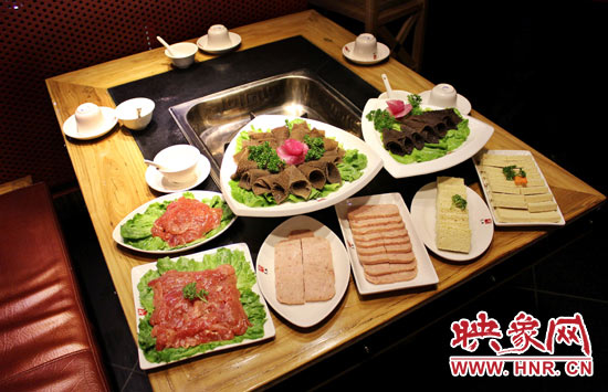 巴奴毛肚火鍋主打的就是半份的菜品。例如這個(gè)巴奴毛肚，整份的是42元，而半份只要21元，既便宜又實(shí)惠。