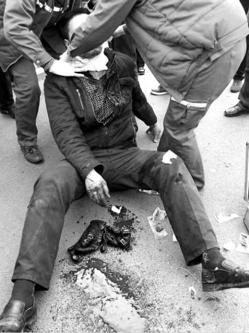 醫(yī)護人員在對傷者實施緊急搶救(網(wǎng)友供圖) 醫(yī)護人員在對傷者實施緊急搶救(網(wǎng)友供圖)