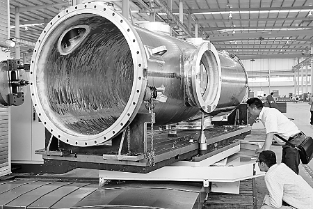 ▲5月6日，河南飛宇實業(yè)有限公司的技術人員正在調試設備，準備試生產(chǎn)。