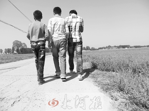 親眼目睹小伙伴在自己面前慘遭橫禍,三個孩子變得異常沉默。