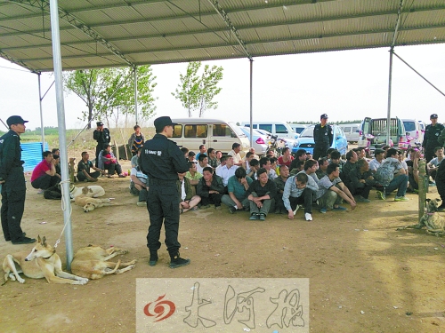 民警突襲賭場(chǎng)，64名涉案人員全部落網(wǎng)。