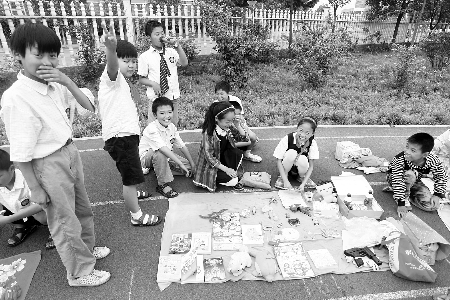 小學(xué)生當(dāng)?shù)財(cái)偫习?,擺起攤來(lái)也很專業(yè) 小學(xué)生當(dāng)?shù)財(cái)偫习?,擺起攤來(lái)也很專業(yè)