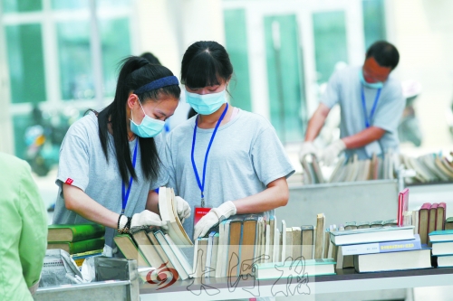 工作人員正在忙著整理書籍,逐一登記、歸類。