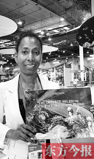 桑麗莎的童話書《皇帝、新娘與龍袍》在上海世博會加勒比聯(lián)合館與中國讀者見面 資料圖片