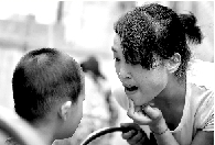 　張麗梅的發(fā)音吐字并不清晰。但她每次教兒子練習，都力求做到“聲情并茂”。