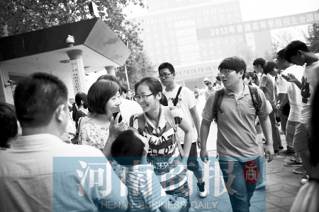 考場外，家長用溫暖的笑容迎接孩子