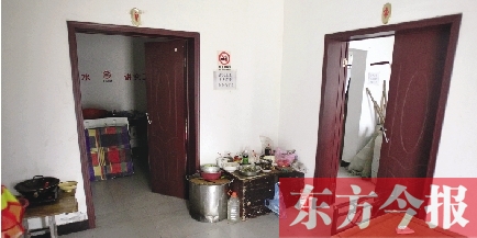 男廁洗漱池前，堆放著大量家電、家具等生活用品