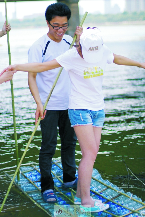 洛陽(yáng)大學(xué)生用礦泉水瓶做“舟”游洛河 洛陽(yáng)大學(xué)生用礦泉水瓶做“舟”游洛河