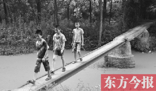 這座寬僅0.4米的危橋，承擔(dān)著1000多人的出行