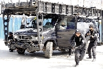 特警的突擊車到達(dá)現(xiàn)場。