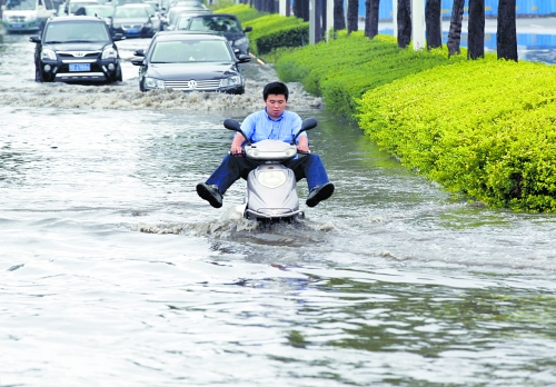 鄭州積水路段上演“八仙過(guò)海各顯神通” 鄭州積水路段上演“八仙過(guò)海各顯神通”