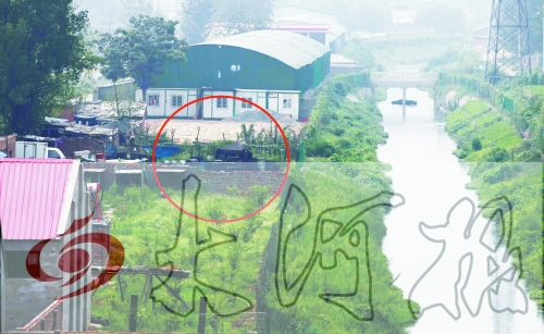 　彩虹橋西南側(cè)有一個(gè)大型地溝油加工窩點(diǎn)，廢水流入旁邊的排水渠。