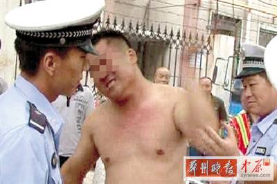 鄭州醉酒男“發(fā)飆”掌摑自己 鄭州醉酒男“發(fā)飆”掌摑自己