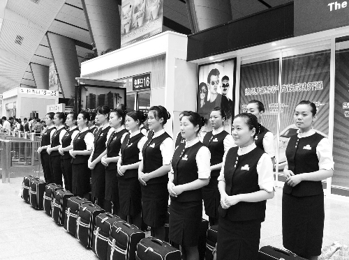 本想著上了學(xué)能安排到高鐵或地鐵單位當(dāng)乘務(wù)員，結(jié)果只是去做安保服務(wù)，許多學(xué)生稱上當(dāng)了