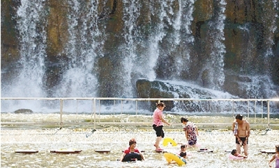 能玩水的地方，人一定多。